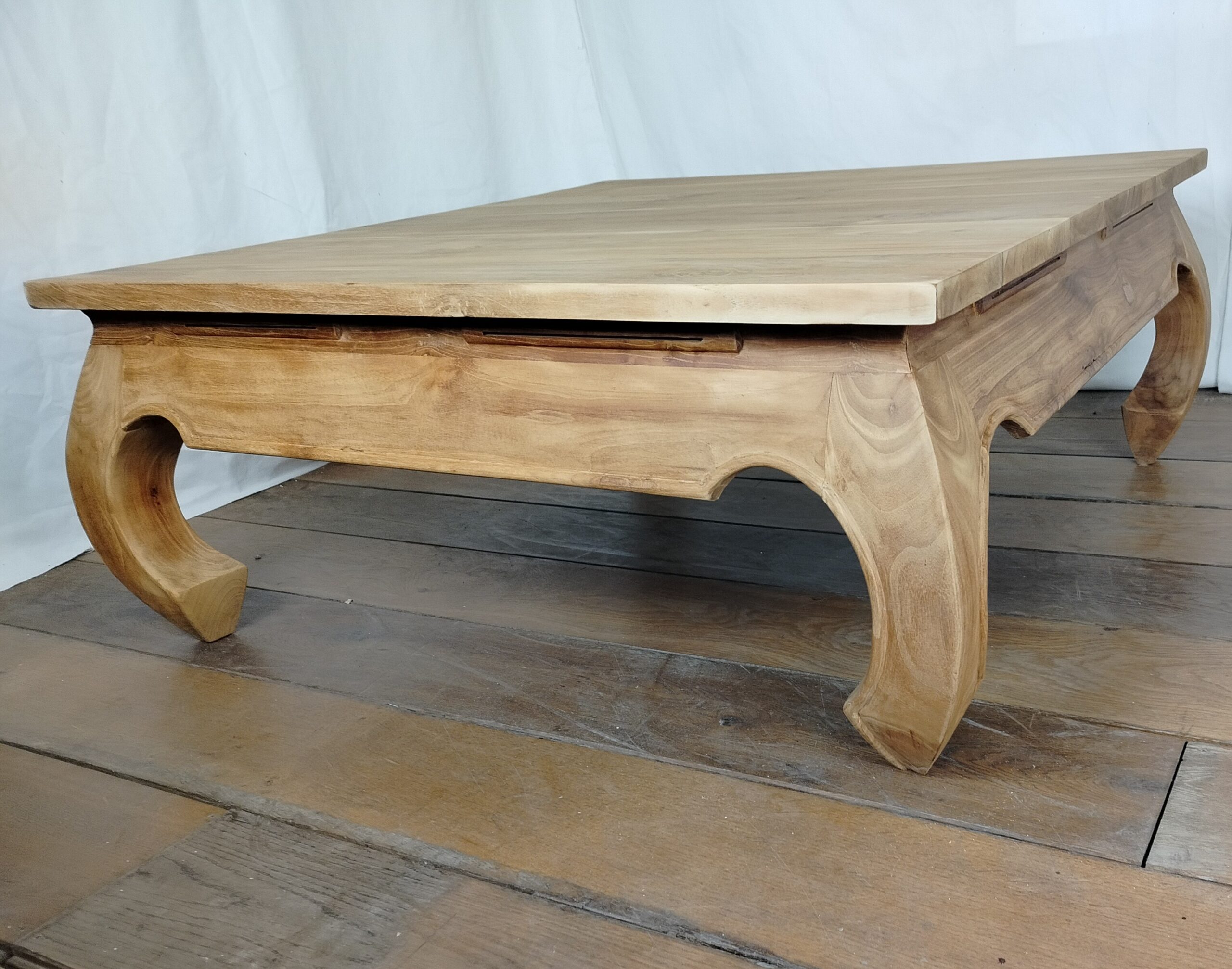 Masivní konferenční stolek