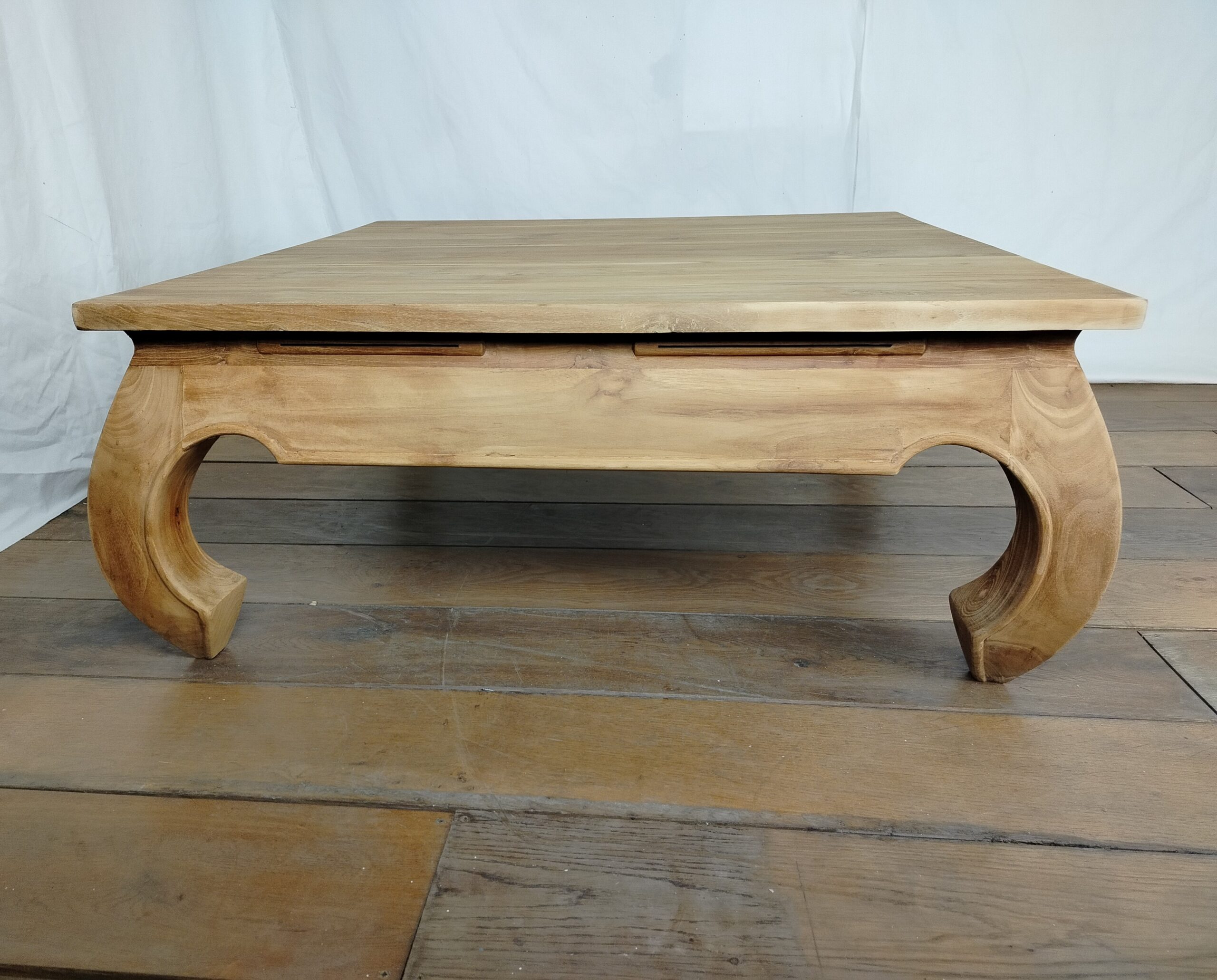 Masivní konferenční stolek