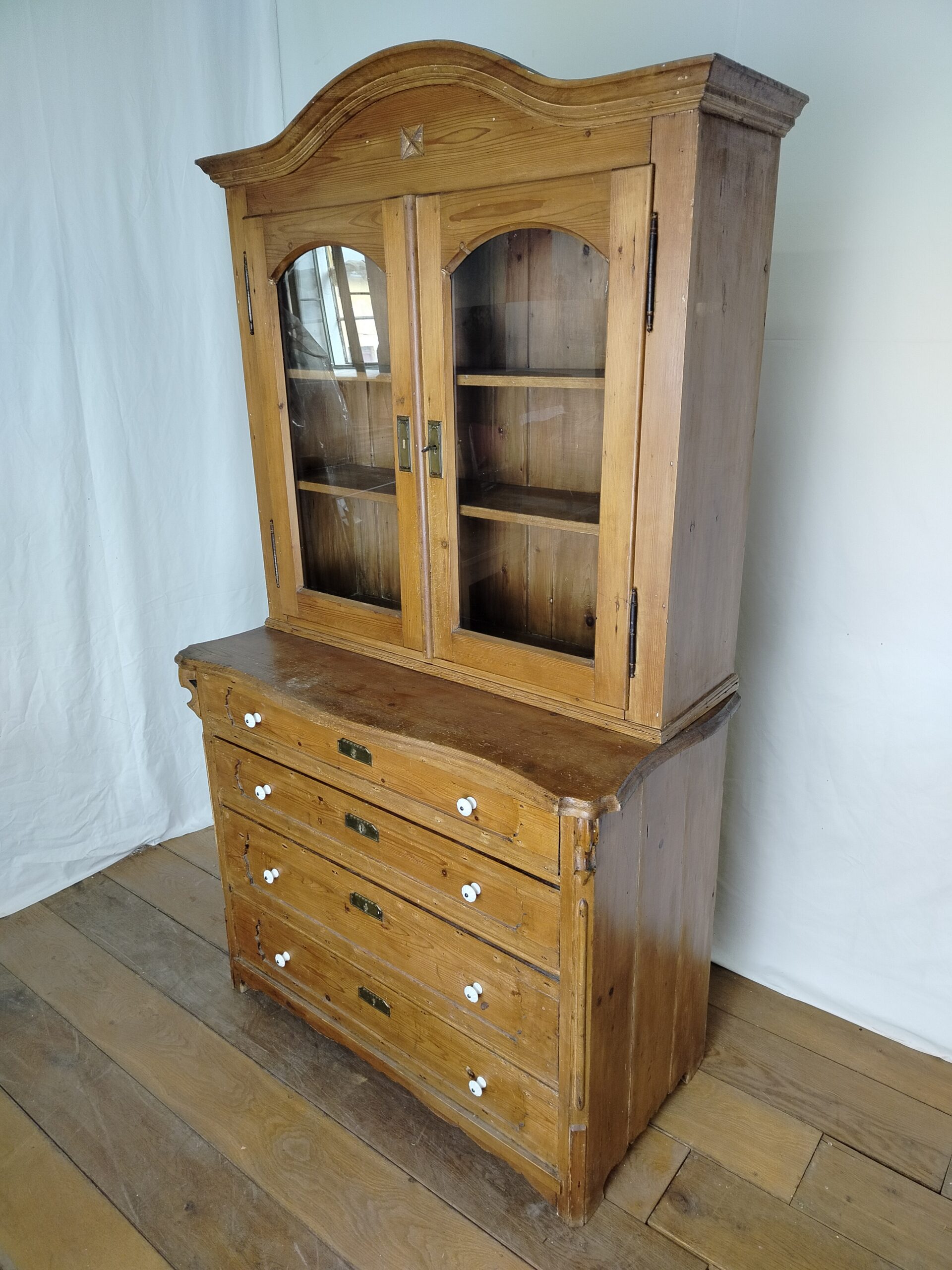 Starožitný kredenc - Obrázek 2