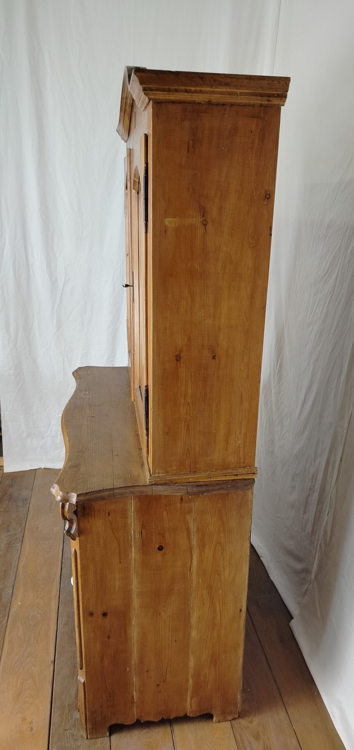 Starožitný kredenc - Obrázek 3