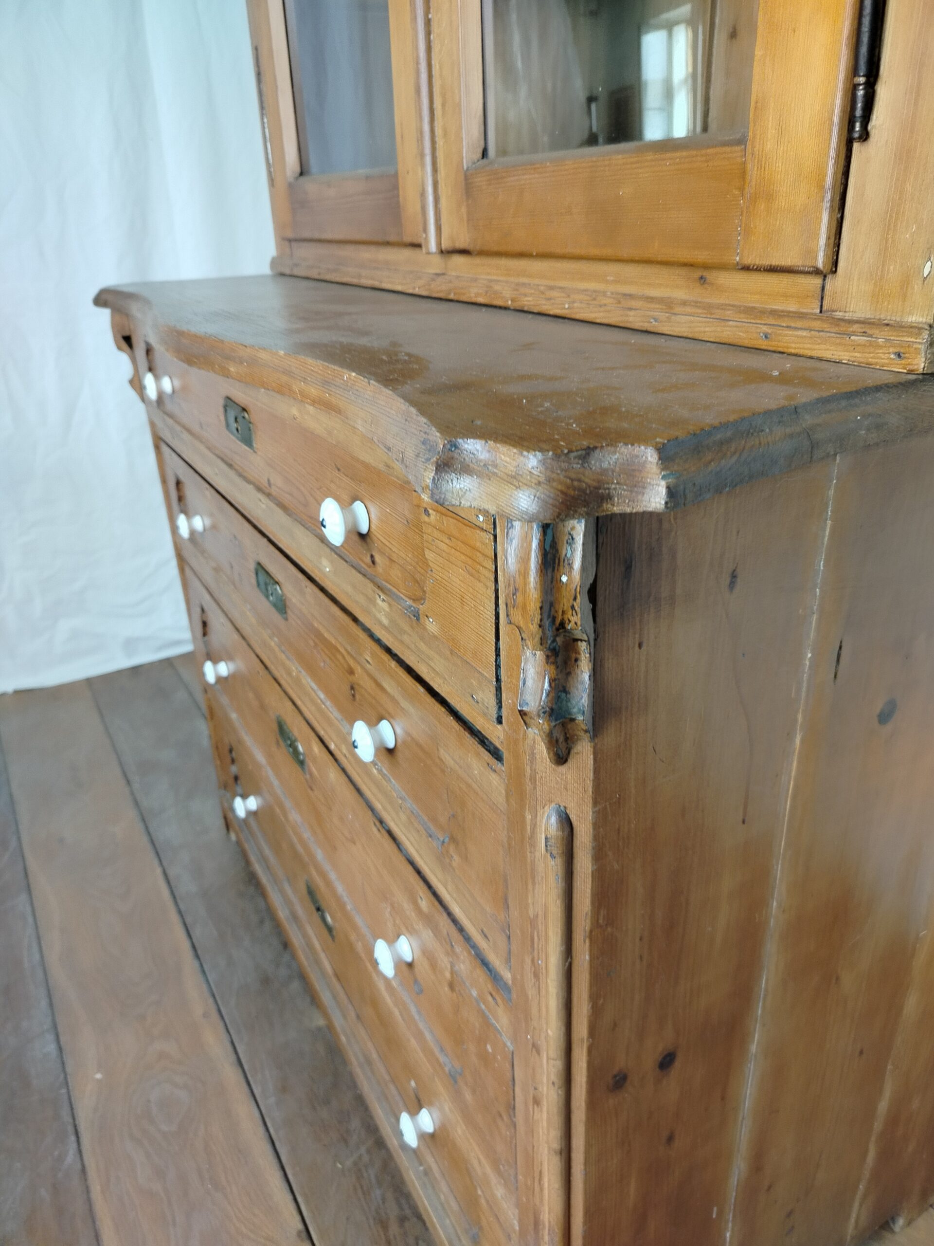 Starožitný kredenc - Obrázek 4