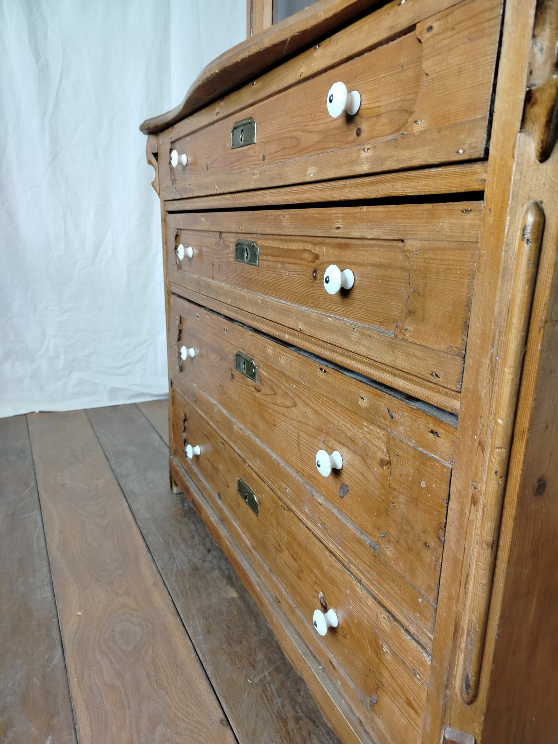 Starožitný kredenc - Obrázek 5