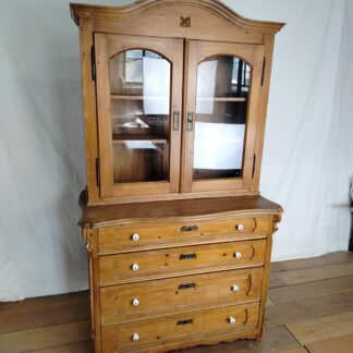 Starožitný kredenc