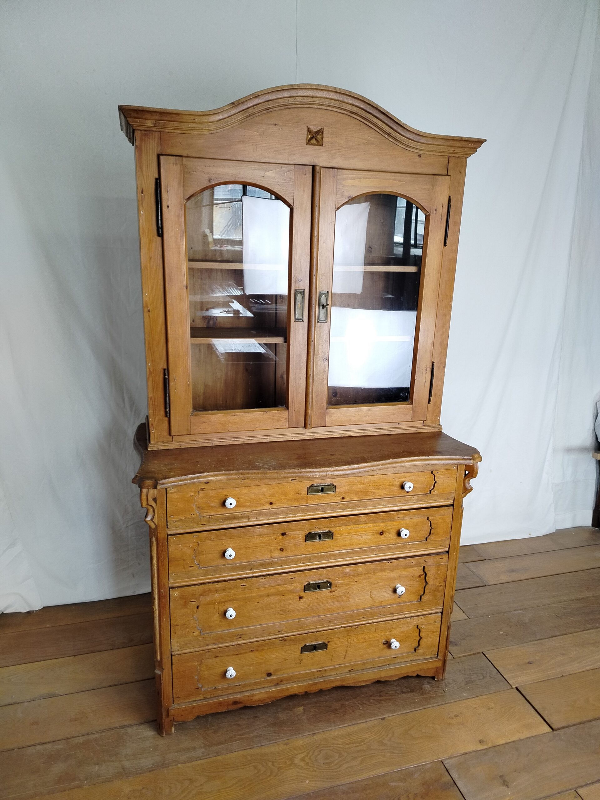 Starožitný kredenc