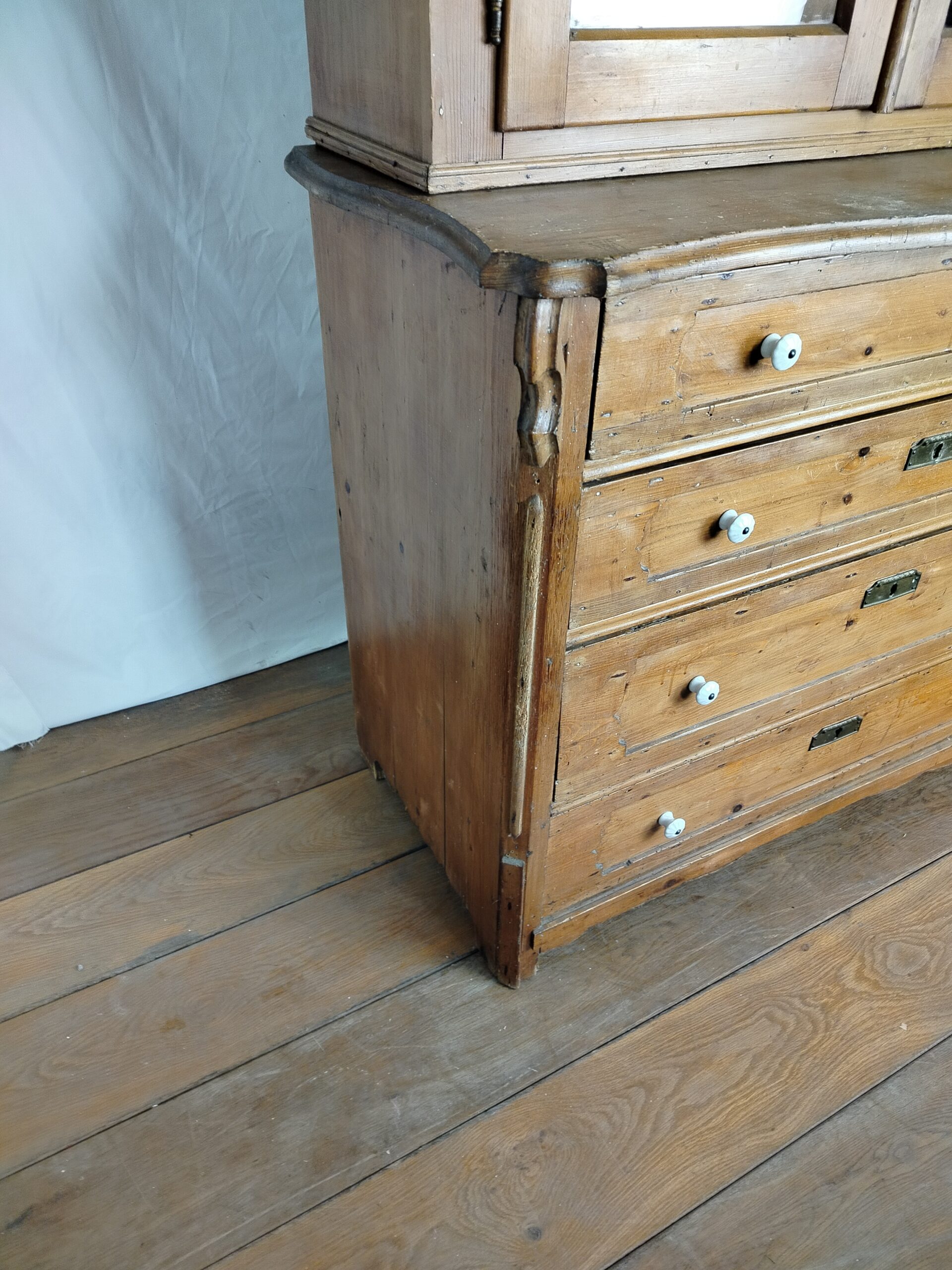 Starožitný kredenc - Obrázek 7