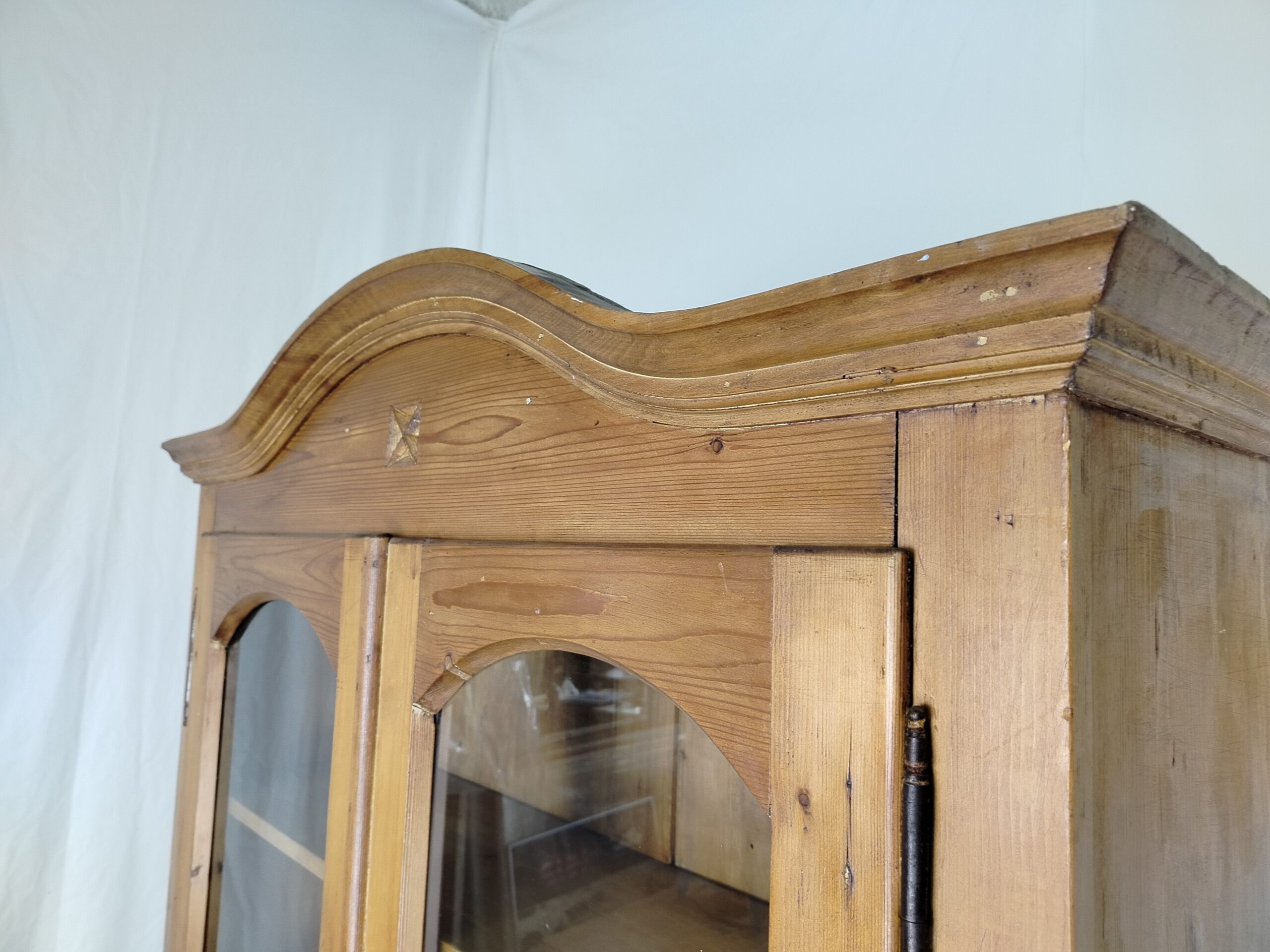 Starožitný kredenc - Obrázek 8