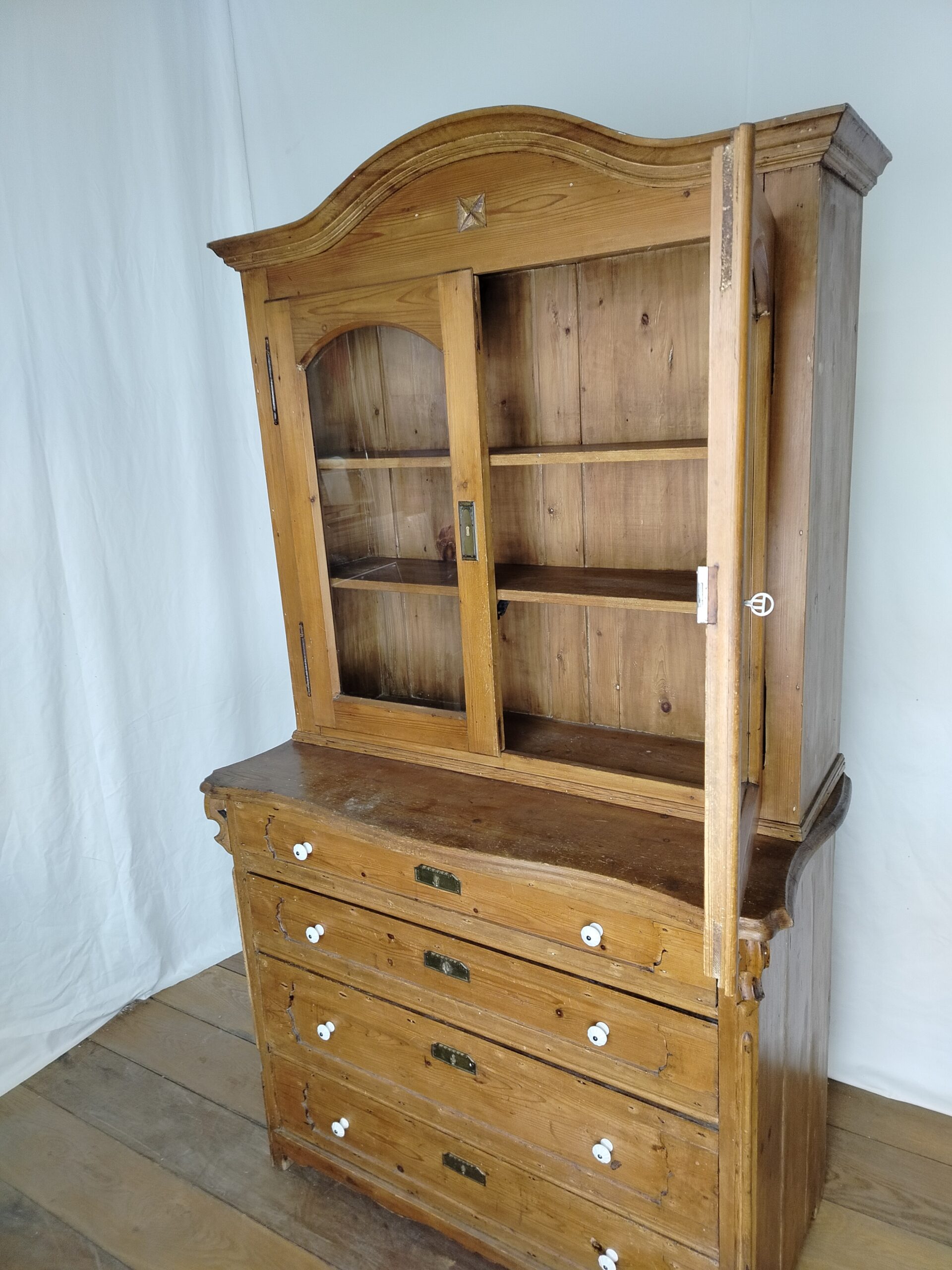 Starožitný kredenc - Obrázek 9