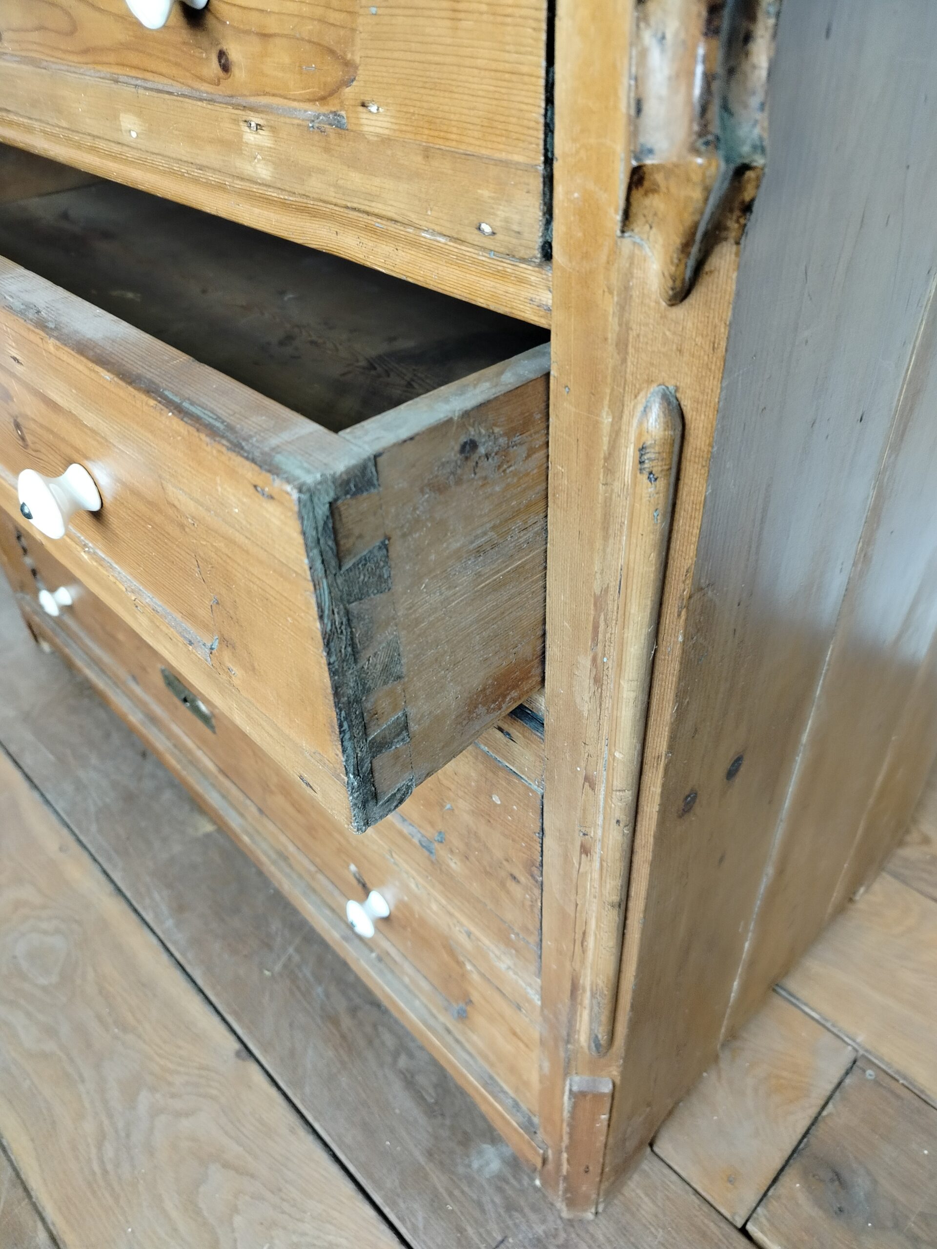 Starožitný kredenc - Obrázek 10