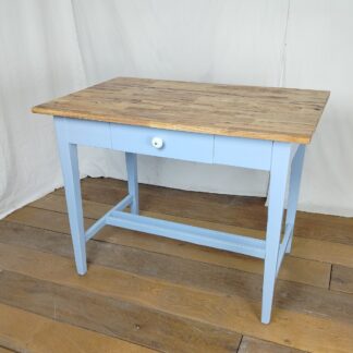 Menší zrenovovaný dřevěný jídelní stůl v barvě baby blue s přírodní deskou