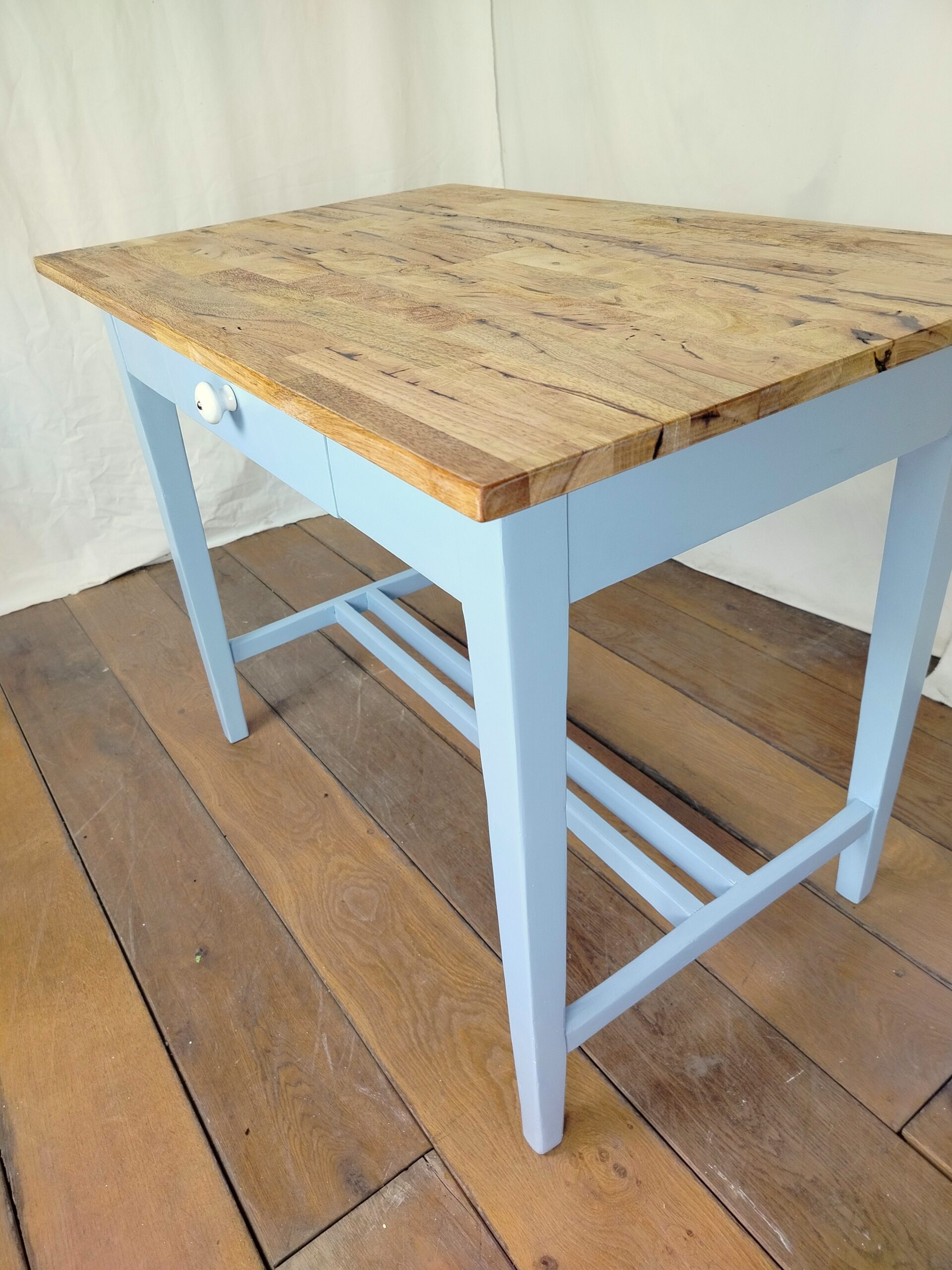 Menší dřevěný jídelní stůl po renovaci - Obrázek 8